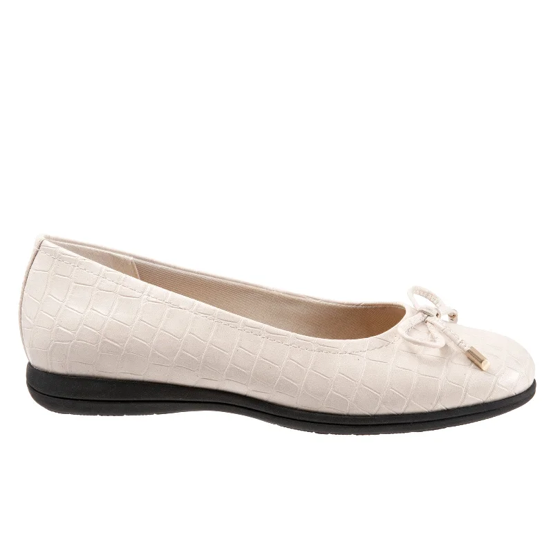 Trotters Dellis T2054-115 Womens Beige Wide Leather Ballet Flats Shoes